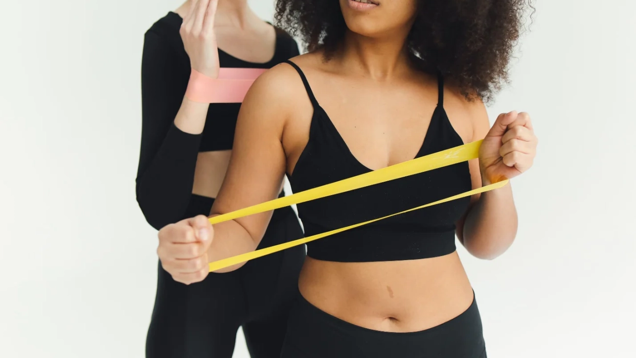 Women_in_activewear_holding_resistance_bands.