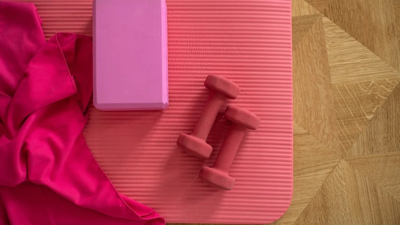 pink-yoga-mat-dumbbells